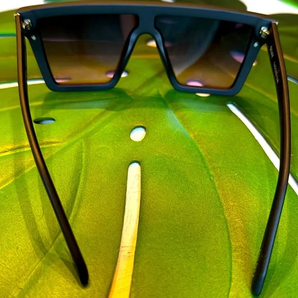 New Quay  Australia LEVEL UP sunglasses - Picture 10 of 17